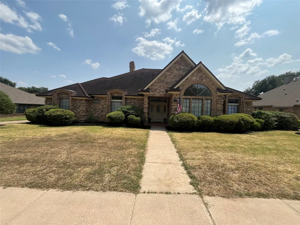 1712 Hampton Court Bedford, TX 76021