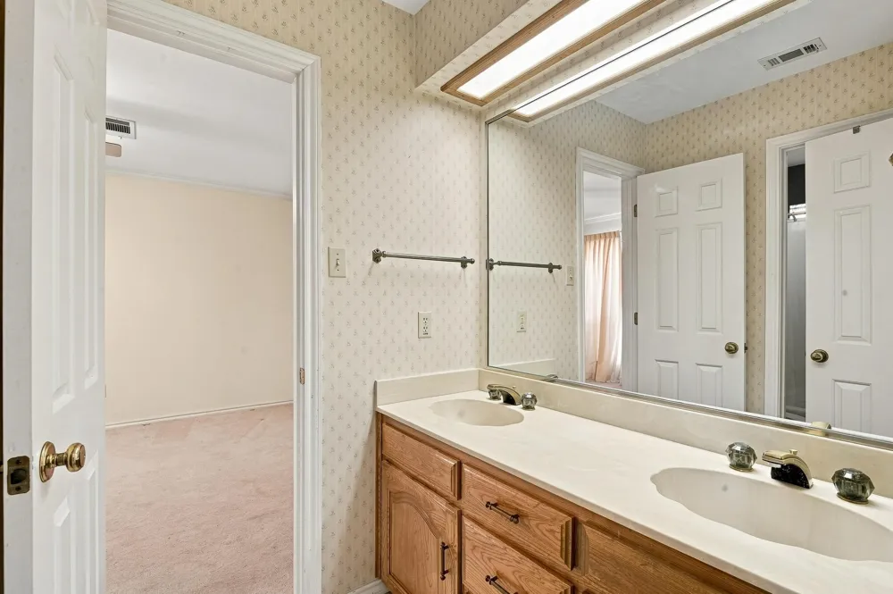 1712 Hampton Court Bedford, TX 76021