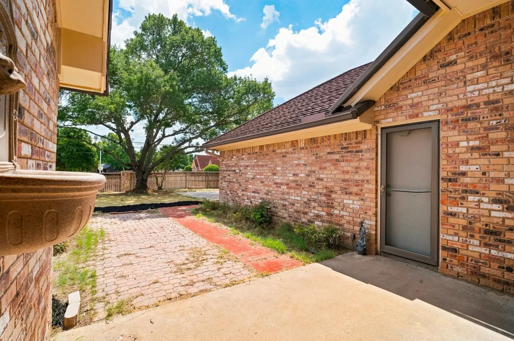 1712 Hampton Court Bedford, TX 76021
