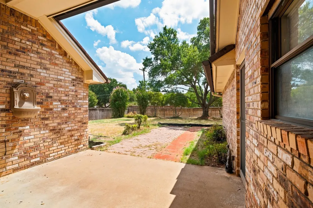 1712 Hampton Court Bedford, TX 76021