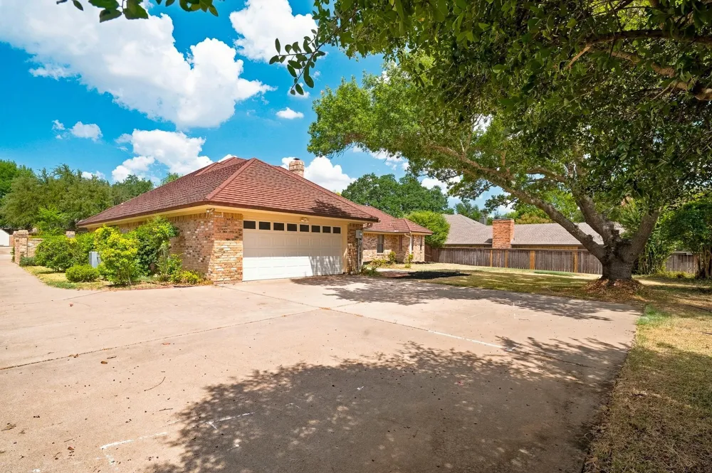 1712 Hampton Court Bedford, TX 76021