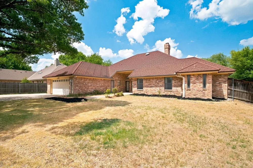 1712 Hampton Court Bedford, TX 76021