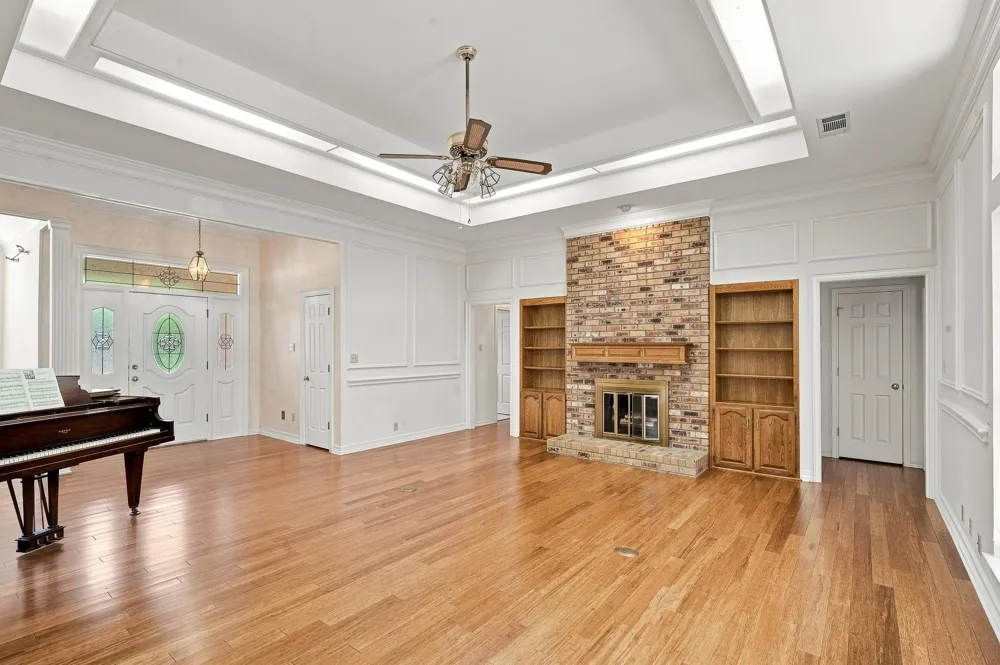 1712 Hampton Court Bedford, TX 76021