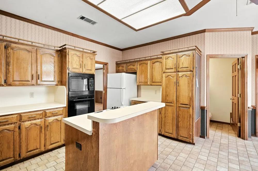1712 Hampton Court Bedford, TX 76021