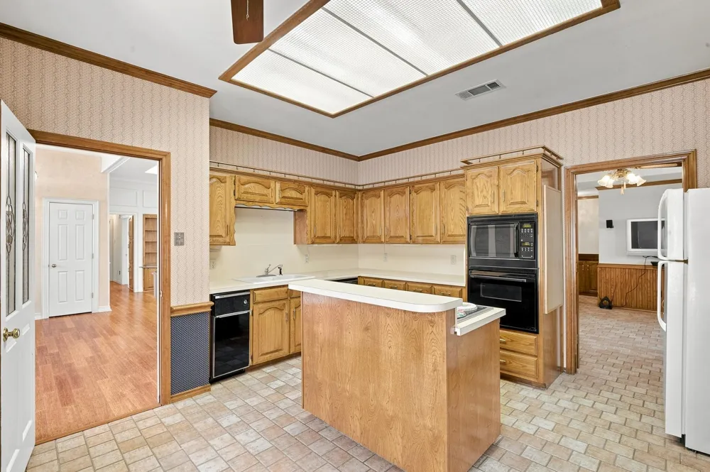 1712 Hampton Court Bedford, TX 76021