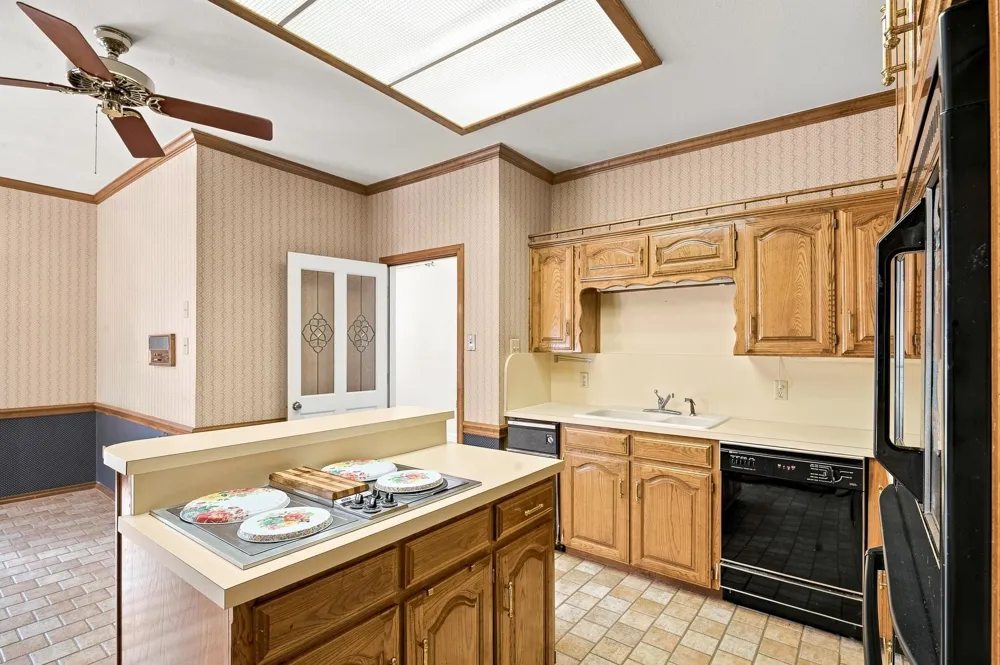 1712 Hampton Court Bedford, TX 76021