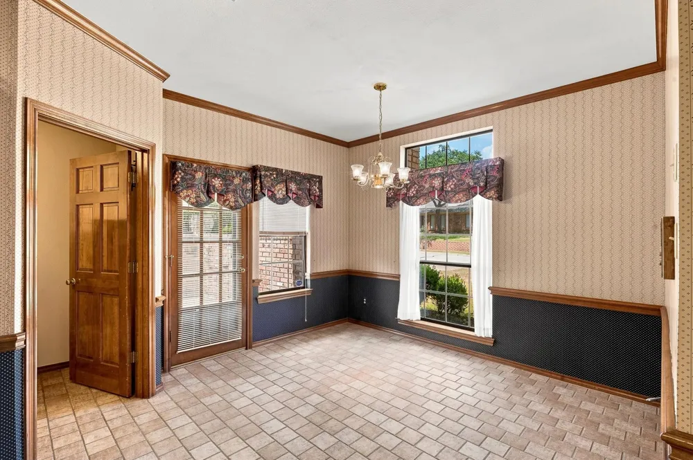 1712 Hampton Court Bedford, TX 76021
