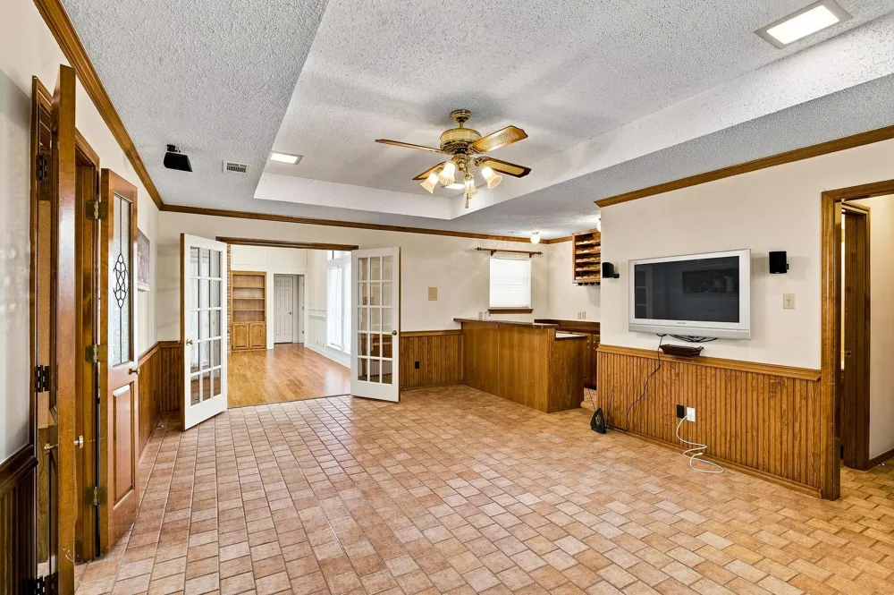1712 Hampton Court Bedford, TX 76021
