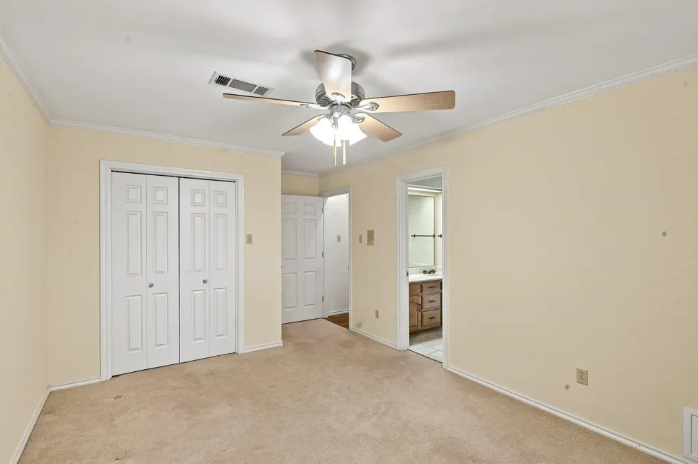 1712 Hampton Court Bedford, TX 76021