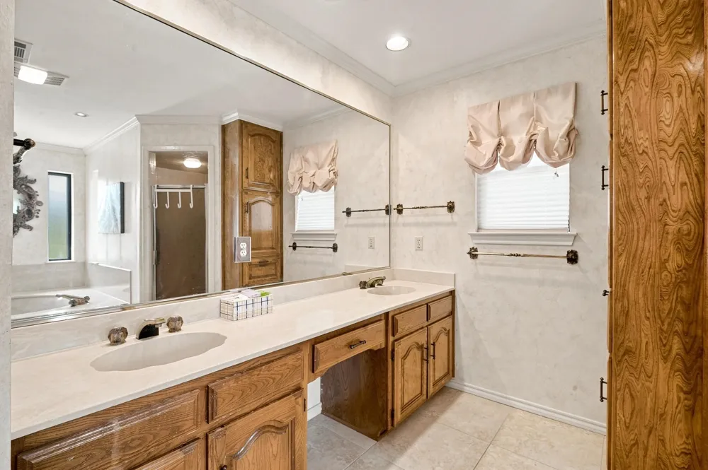 1712 Hampton Court Bedford, TX 76021