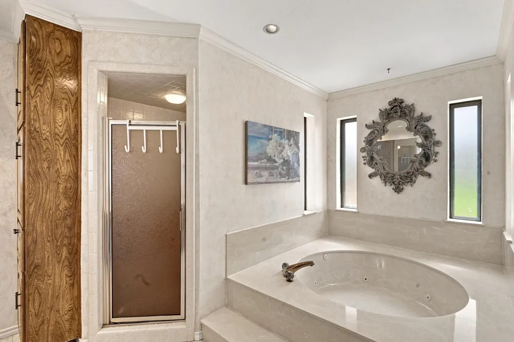 1712 Hampton Court Bedford, TX 76021