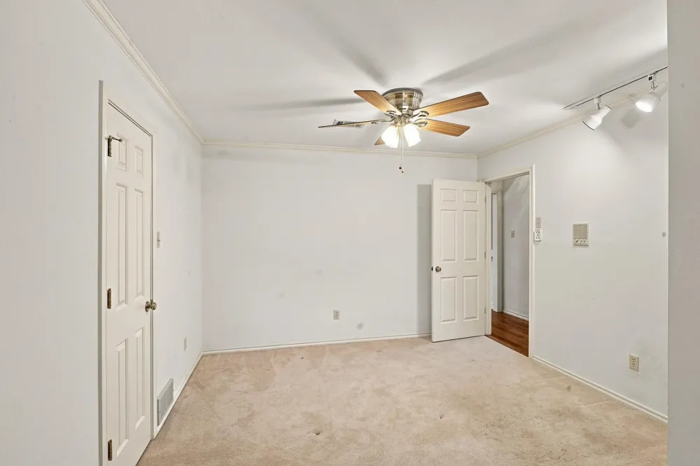 1712 Hampton Court Bedford, TX 76021