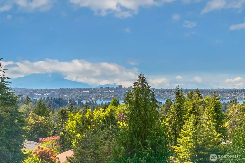 9636 NE 30th Place Clyde Hill, WA 98004