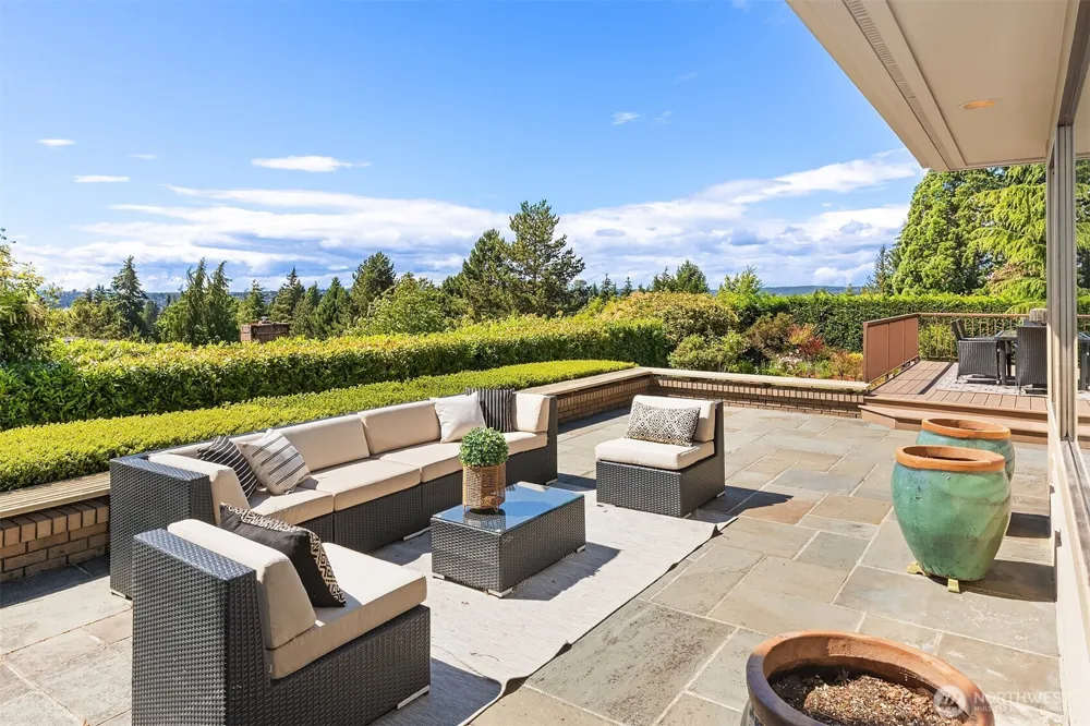 9636 NE 30th Place Clyde Hill, WA 98004