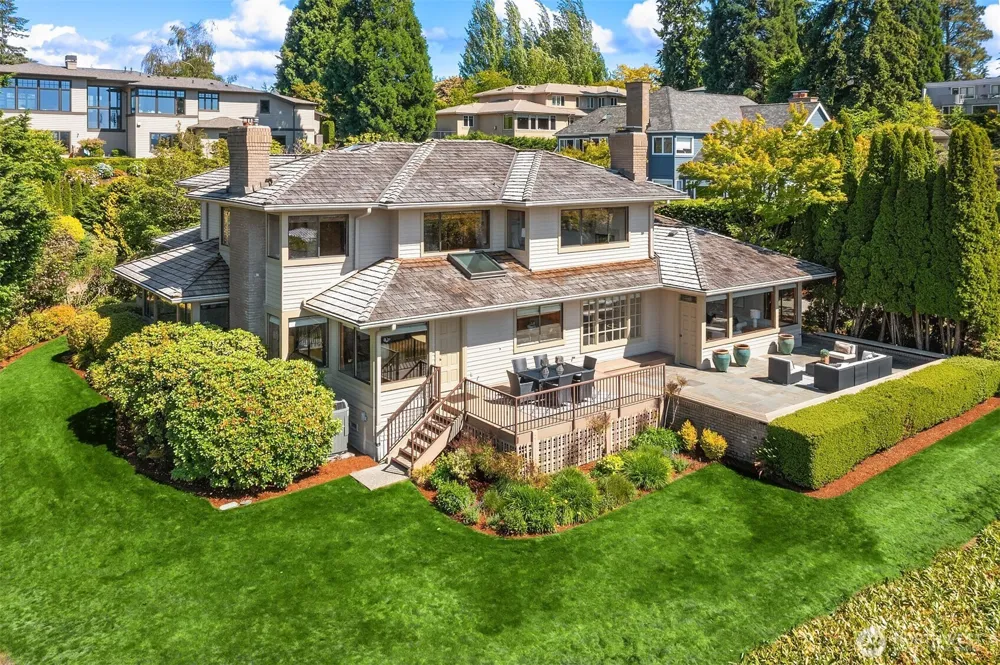 9636 NE 30th Place Clyde Hill, WA 98004