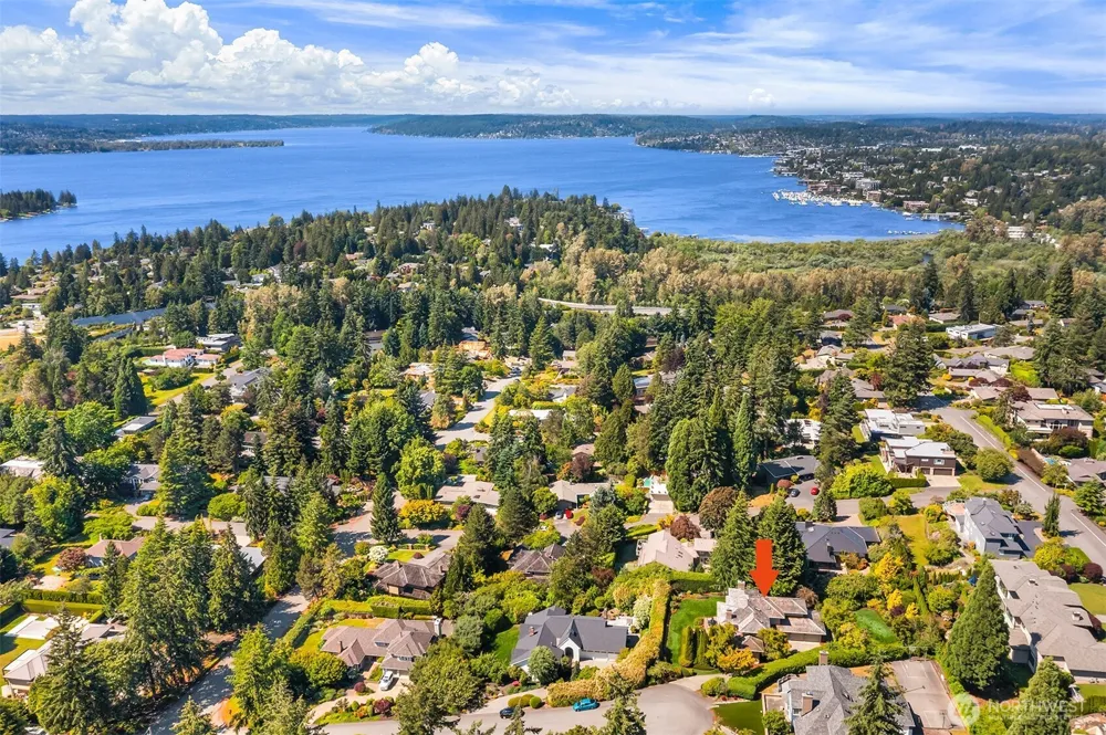 9636 NE 30th Place Clyde Hill, WA 98004