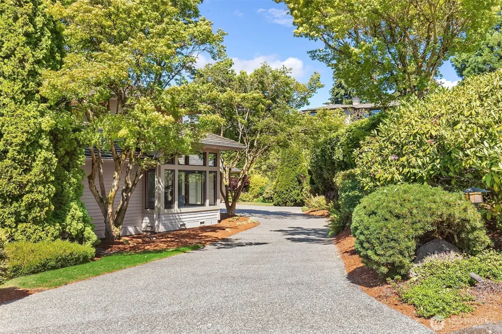 9636 NE 30th Place Clyde Hill, WA 98004