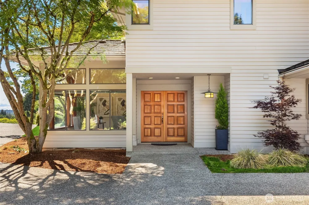 9636 NE 30th Place Clyde Hill, WA 98004