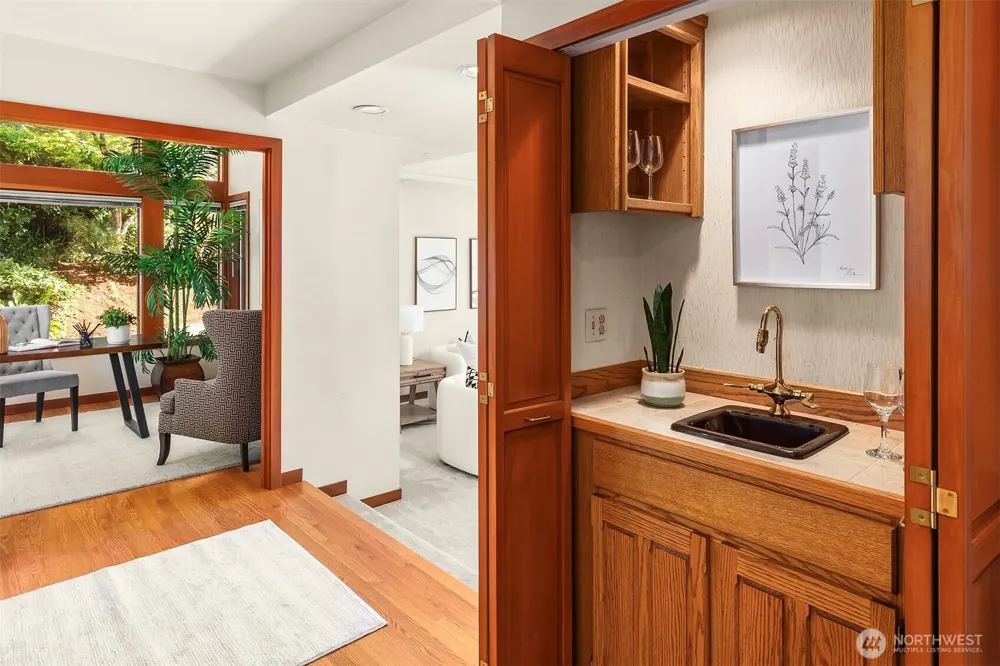 9636 NE 30th Place Clyde Hill, WA 98004