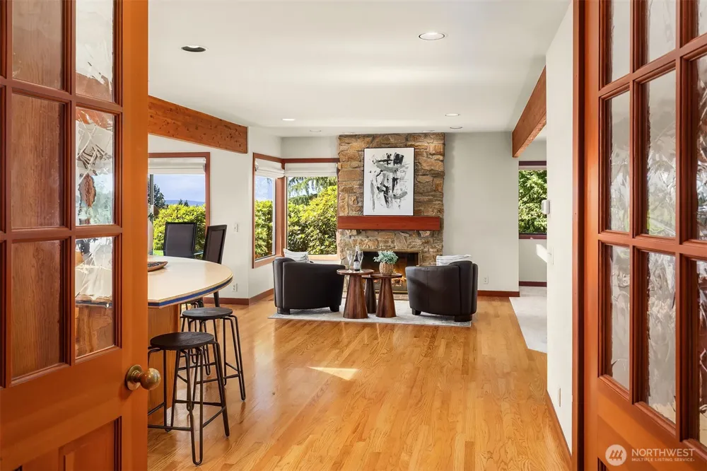 9636 NE 30th Place Clyde Hill, WA 98004