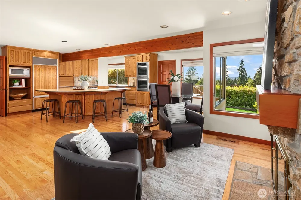 9636 NE 30th Place Clyde Hill, WA 98004