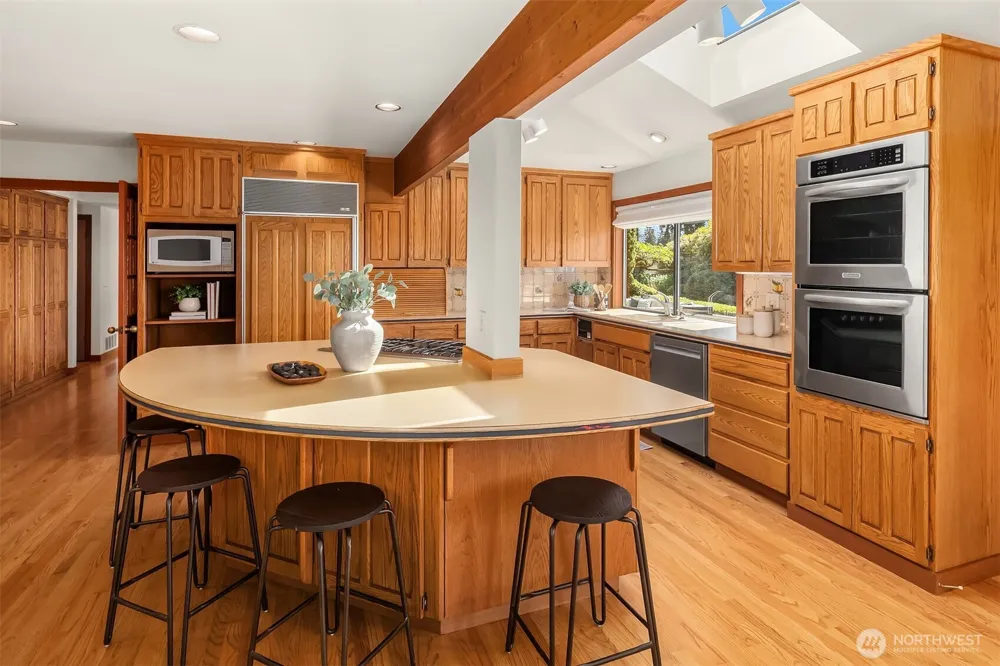 9636 NE 30th Place Clyde Hill, WA 98004