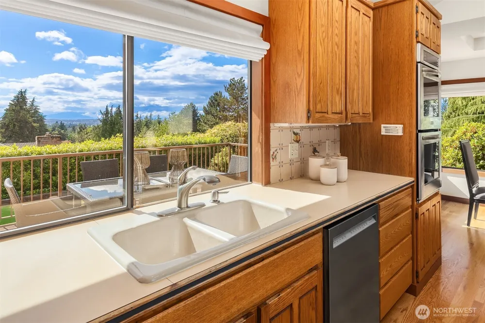 9636 NE 30th Place Clyde Hill, WA 98004