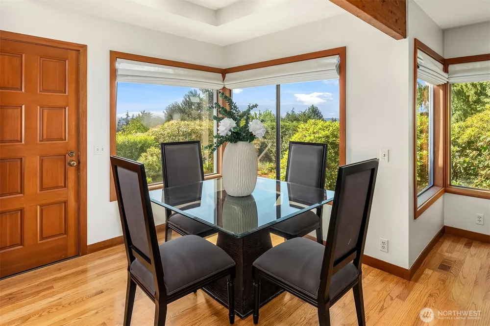 9636 NE 30th Place Clyde Hill, WA 98004