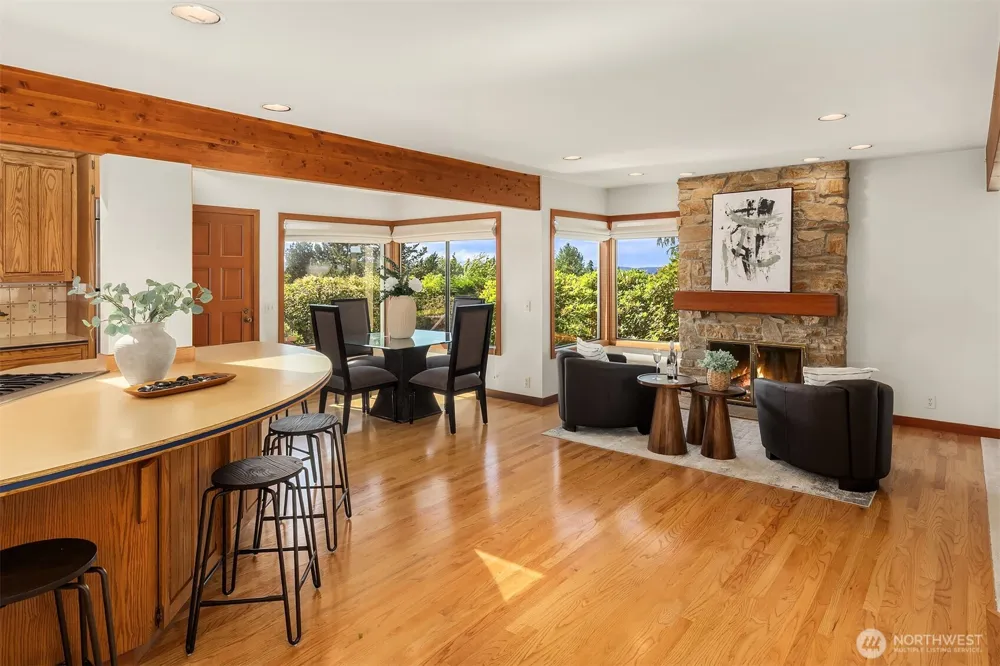9636 NE 30th Place Clyde Hill, WA 98004