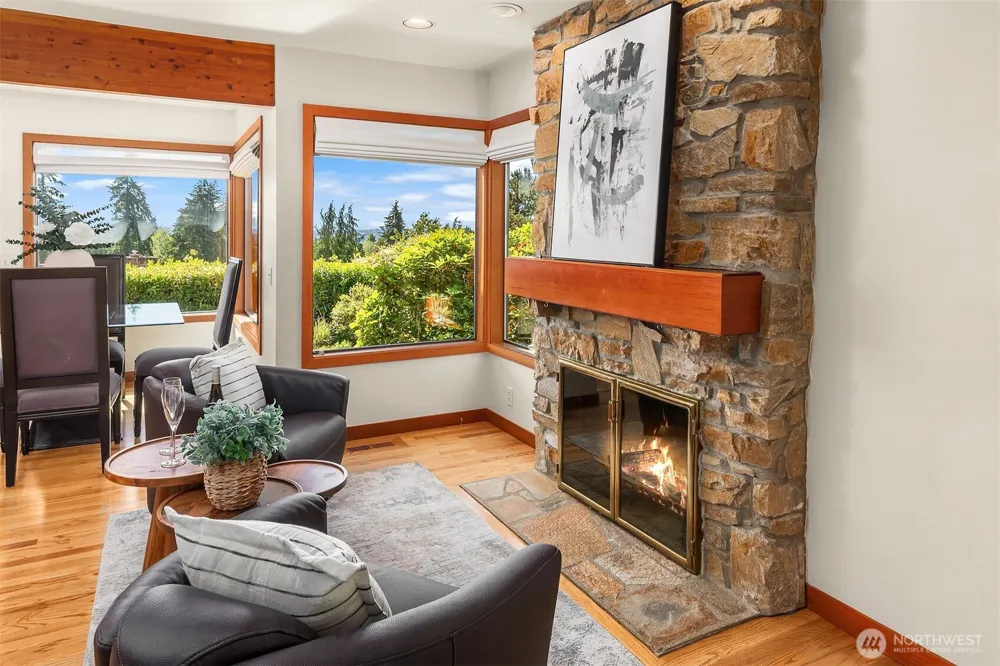 9636 NE 30th Place Clyde Hill, WA 98004