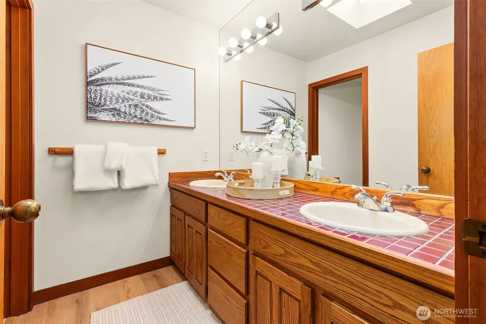 9636 NE 30th Place Clyde Hill, WA 98004