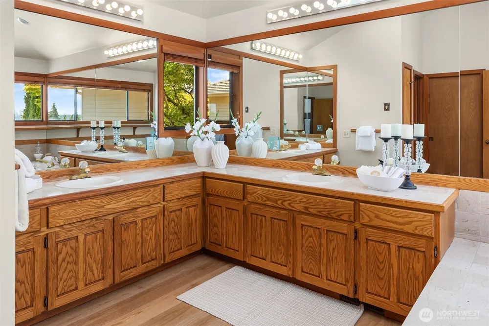 9636 NE 30th Place Clyde Hill, WA 98004