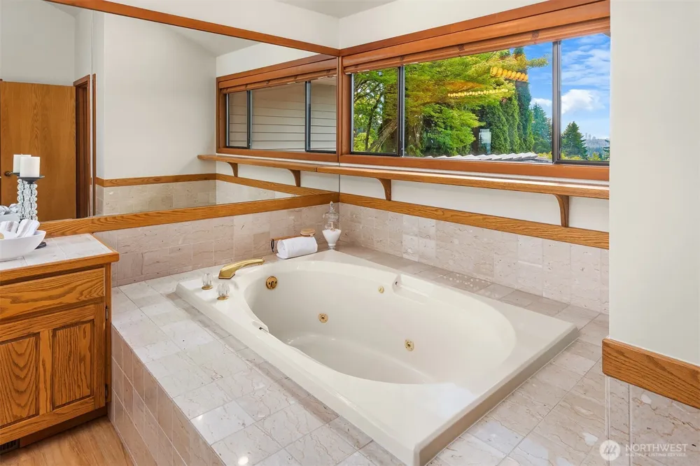9636 NE 30th Place Clyde Hill, WA 98004