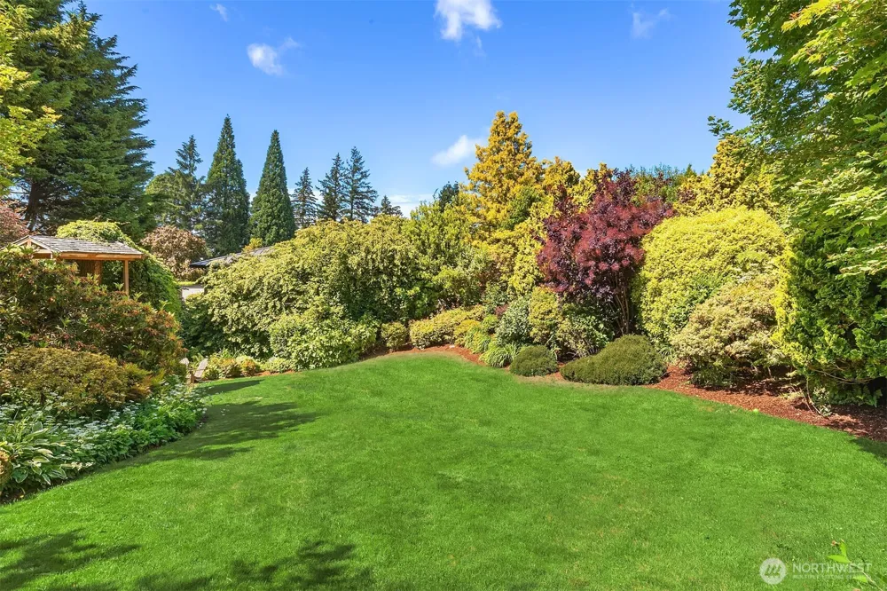 9636 NE 30th Place Clyde Hill, WA 98004