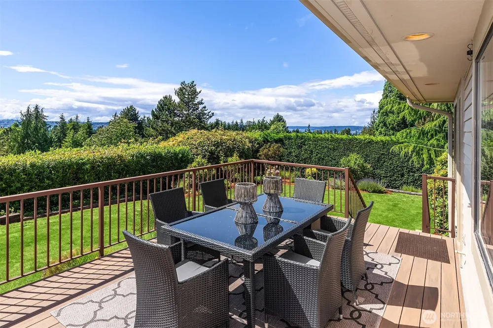 9636 NE 30th Place Clyde Hill, WA 98004