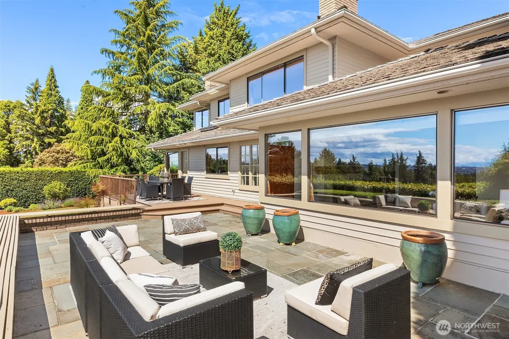 9636 NE 30th Place Clyde Hill, WA 98004