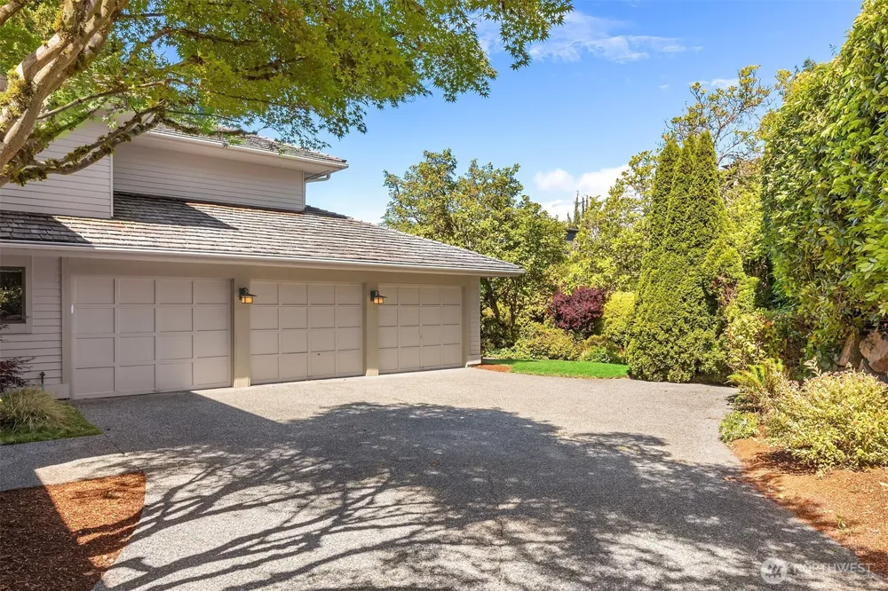 9636 NE 30th Place Clyde Hill, WA 98004
