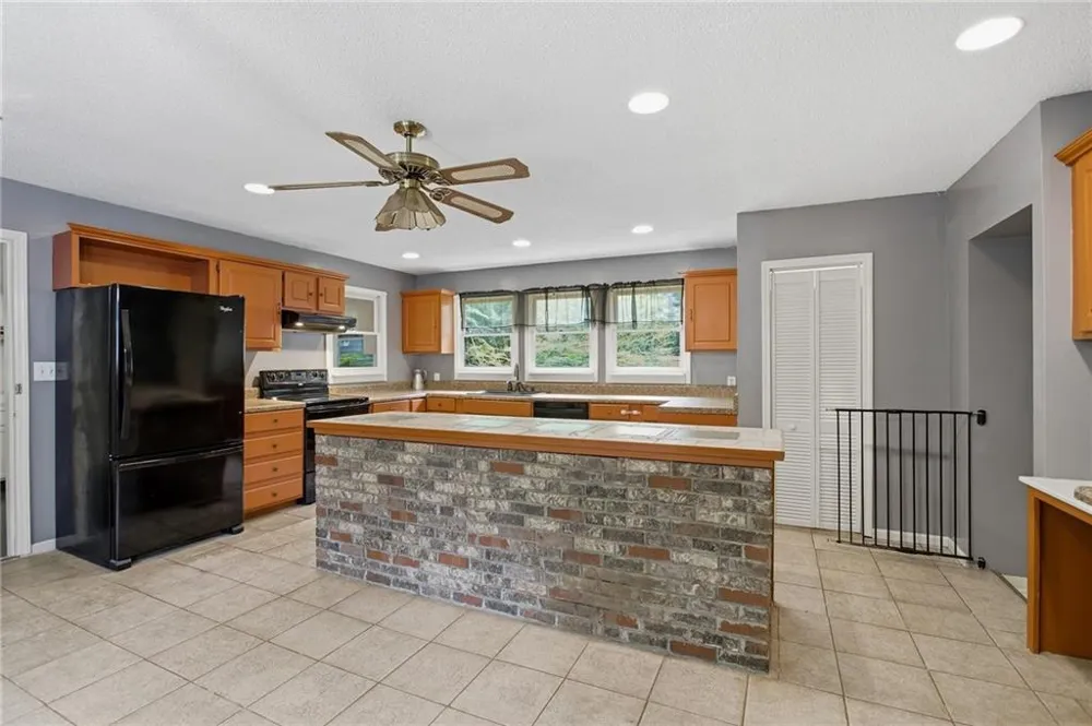 26 8th Street Emerson, GA 30137