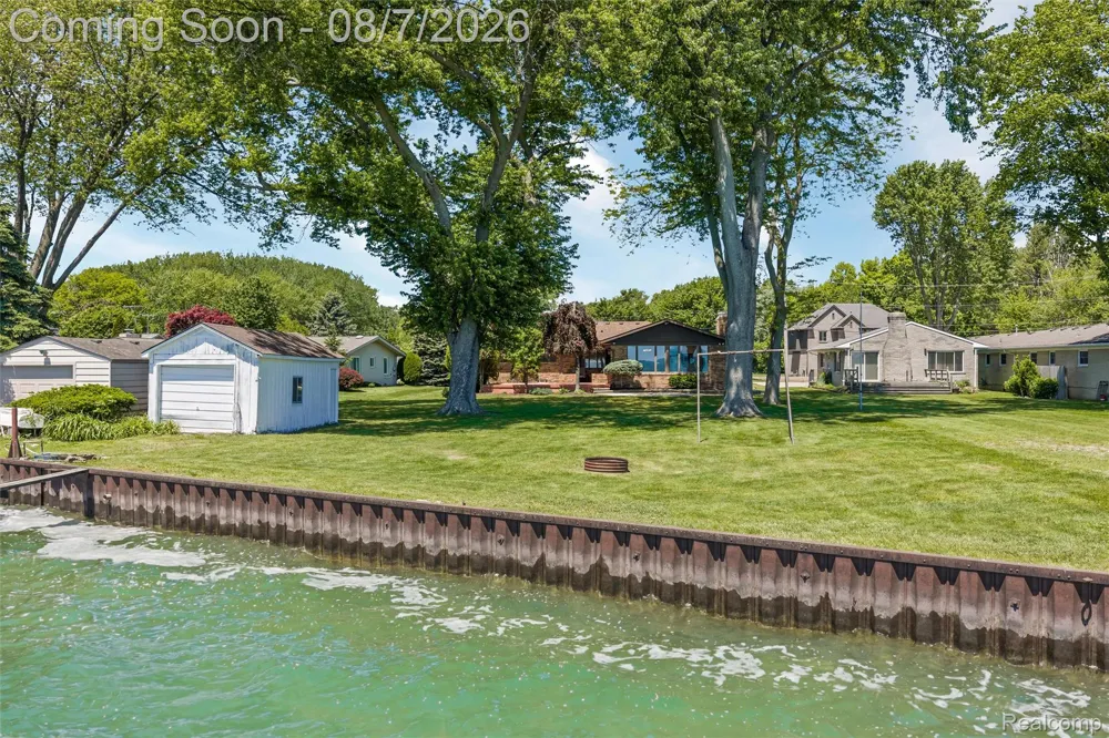 49300 Bayshore Drive Chesterfield Township, MI 48047