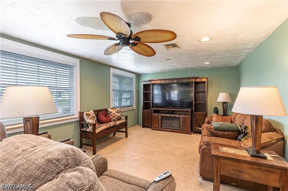 Hoover Drive Holiday, FL 34691
