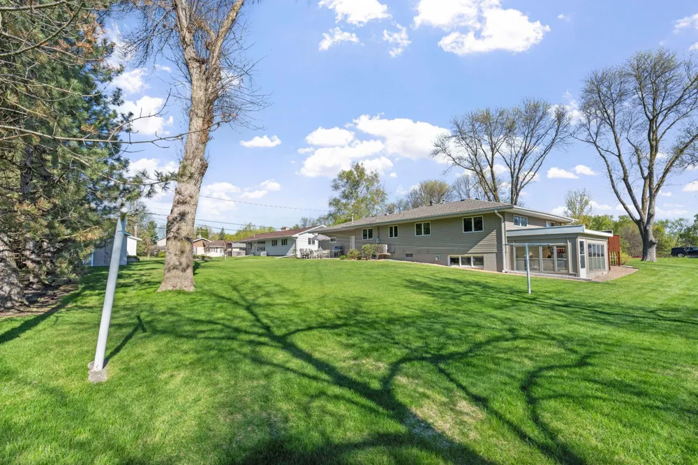 616 Elm Avenue SE Montgomery, MN 56069