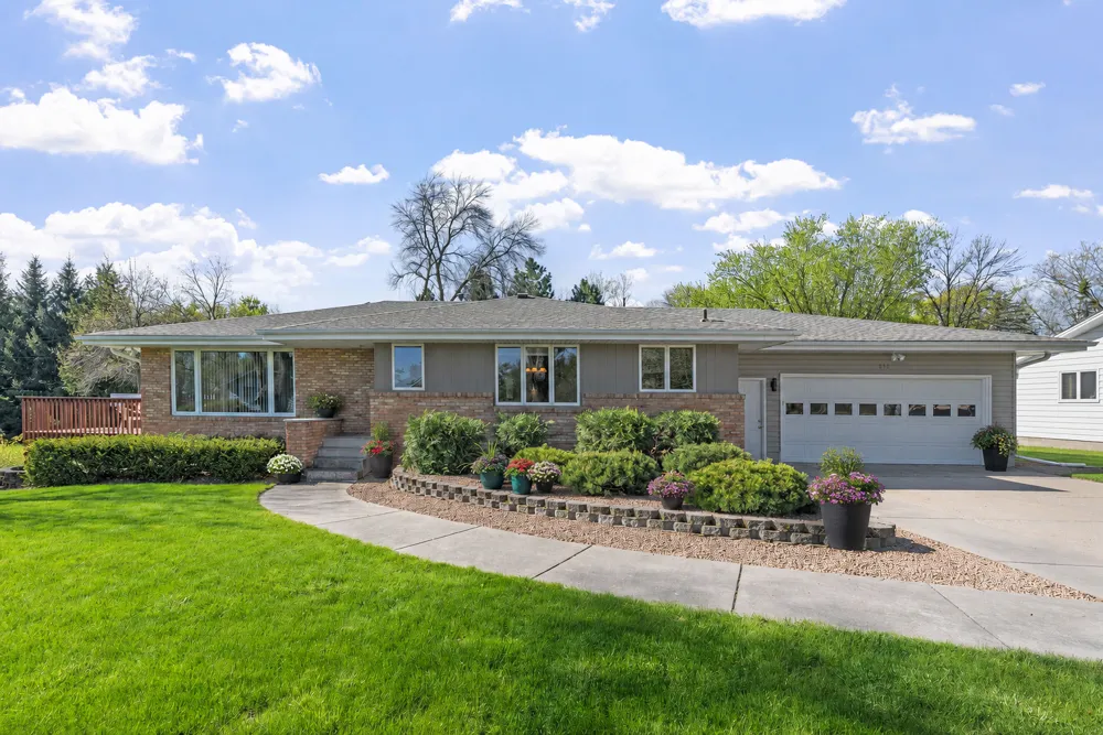 616 Elm Avenue SE Montgomery, MN 56069