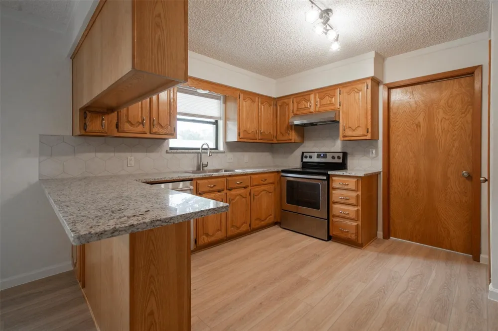 284 W San Antonio Street Van Alstyne, TX 75495