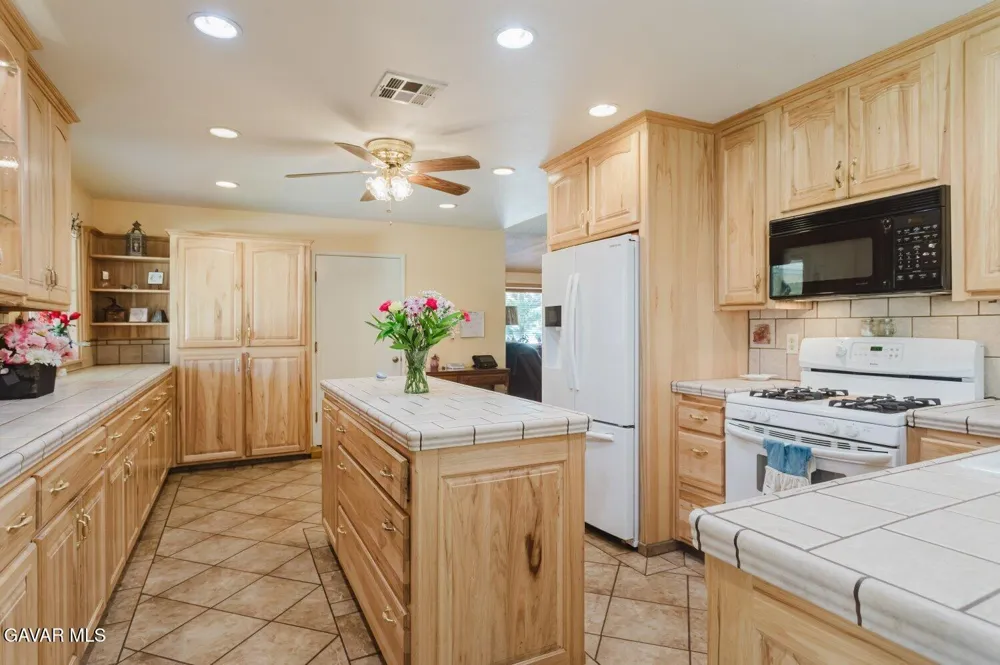 6314 Almond Valley Way Quartz Hill, CA 93536