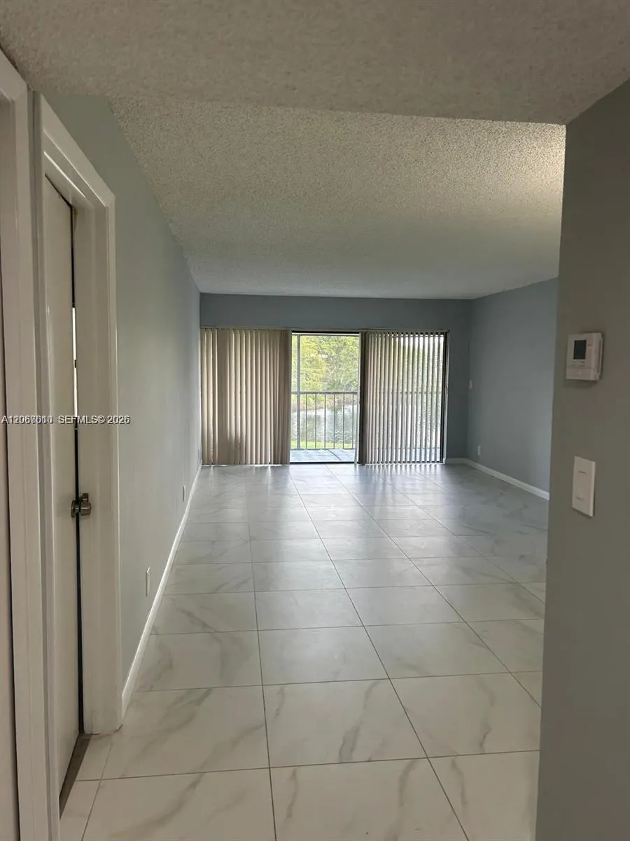 230 Lakeview Dr #209 Weston, FL 33326