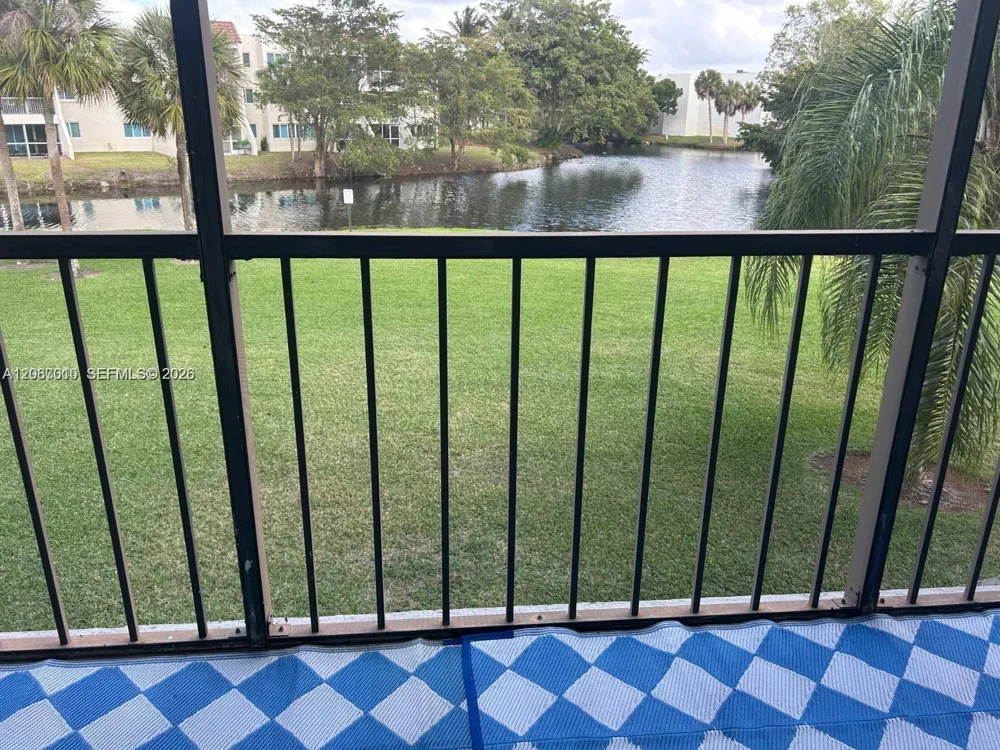 230 Lakeview Dr #209 Weston, FL 33326