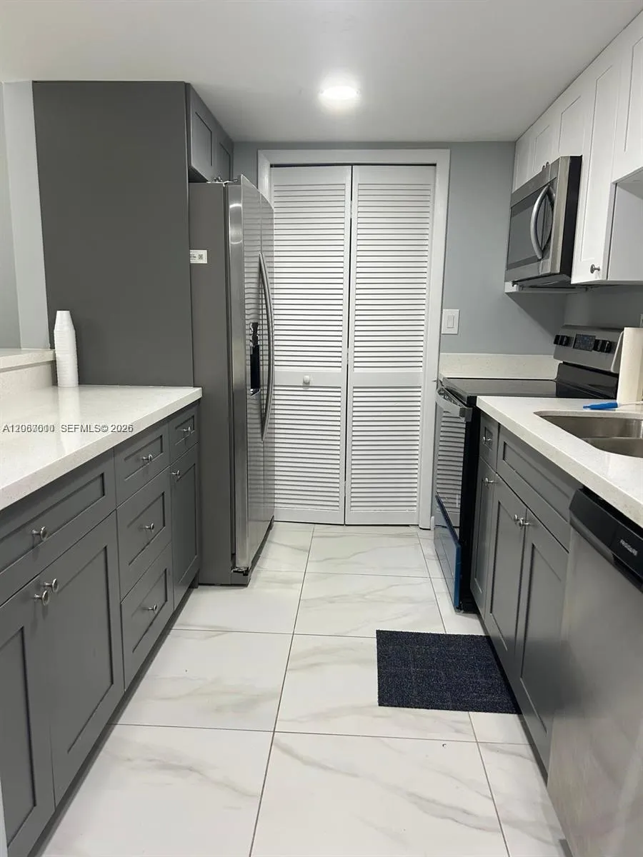 230 Lakeview Dr #209 Weston, FL 33326