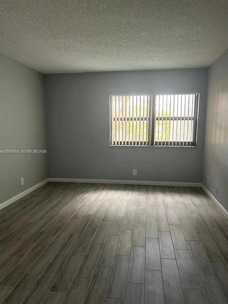 230 Lakeview Dr #209 Weston, FL 33326