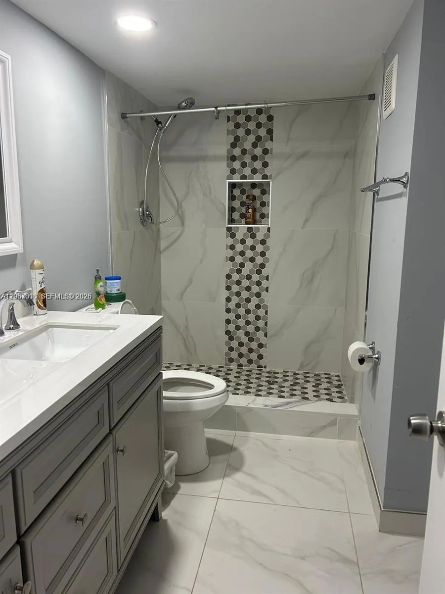 230 Lakeview Dr #209 Weston, FL 33326