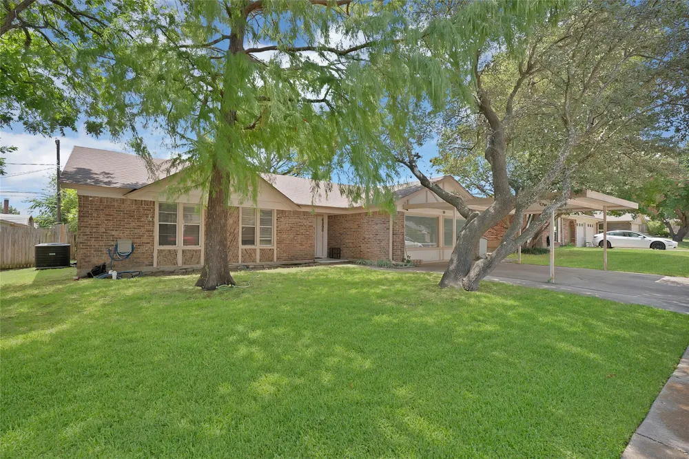 6905 Yorkston Street Watauga, TX 76148
